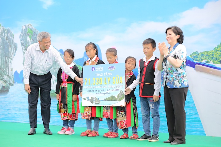 Trẻ[-]em[-]Quảng[-]Ninh[-]đón[-]nhận[-]ngôi[-]trường[-]mới[-]từ[-]Chủ[-]tịch[-]Quốc[-]hội[-]và[-]hơn[-]71[-]ngàn[-]ly[-]sữa[-]từ[-]Quỹ[-]sữa[-]Vươn[-]cao[-]Việt[-]Nam